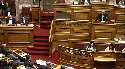 «Μισή» η τροπολογία για τις τηλεοπτικές άδειες