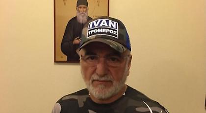 Επικό λουκ Σαββίδη: Στο γήπεδο με παραλλαγή και καπελάκι «Ιβάν ο τρομερός»