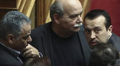 Εκρηκτικό κλίμα και κυβερνητικό αλαλούμ για τις τηλεοπτικές άδειες