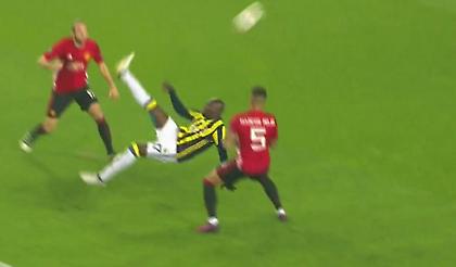 Ο Μούσα Σο «κάρφωσε» με αδιανόητο ψαλιδάκι την Γιουνάιτεντ (video)