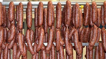 Δεν βρήκαν χρήματα και έκλεψαν... λουκάνικα