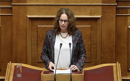 Η λογιστής Κατερίνα Παπανάτσιου από την ΚΝΕ που βρέθηκε στη θέση του Τρύφωνα Αλεξιάδη