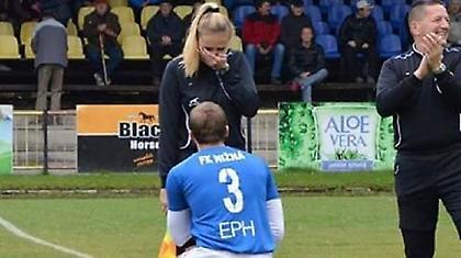 Πρόταση γάμου από ποδοσφαιριστή σε επόπτη (pic-video)