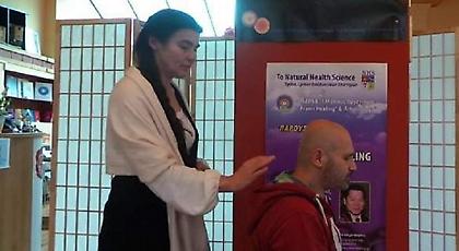 Η νέα υπουργός Πολιτισμού, Λυδία Κονιόρδου, καθαρίζει αύρες σε ένα μάθημα ενεργειακής θεραπείας(vid)