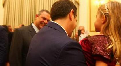 Το παρασκήνιο της ορκωμοσίας: Ο Τσίπρας αγκαλιά με την κόρη Καμμένου, η Κονιόρδου και τα χαμόγελα