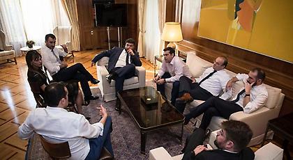 Συνάντηση Τσίπρα με τους νέους σε ηλικία υπουργούς