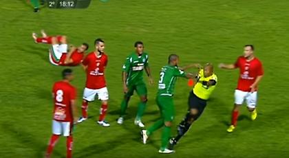 ΑΠΙΣΤΕΥΤΟ: Αποβλήθηκε και επιτέθηκε σε διαιτητή και συμπαίκτες (video)