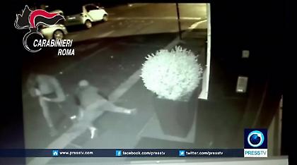 Καρέ-καρέ πώς μία συμμορία ακινητοποιεί και ληστεύει τουρίστα στο κέντρο της Ρώμης