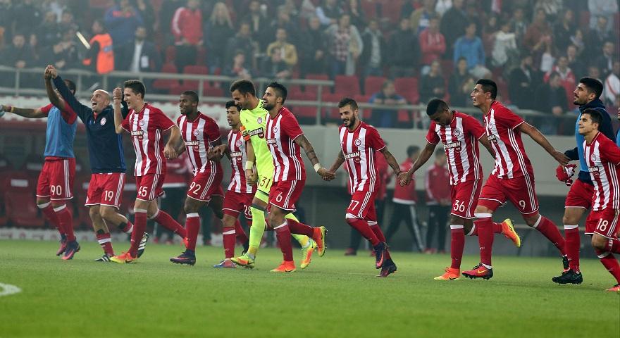 Πανηγύρισαν με τον κόσμο οι παίκτες του Ολυμπιακού (video)