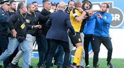 Η γροθιά του Τζεμπούρ στον οπαδό (video)