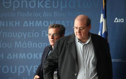 Τελετές παράδοσης – παραλαβής στα υπουργεία στη σκιά της απομάκρυνσης Φίλη