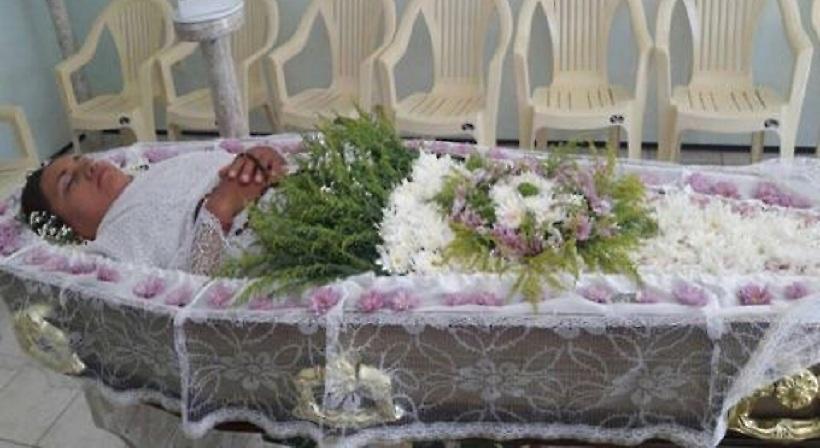 Απίστευτο! 44χρονη κατάφερε και είδε ζωντανή την δική της κηδεία (pics-video)
