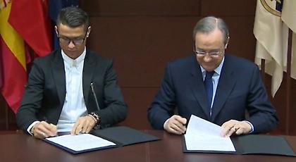 Η υπογραφή του Ρονάλντο στο νέο του συμβόλαιο με τη Ρεάλ (pics)