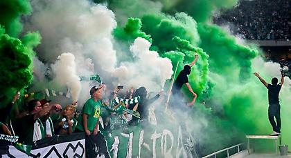 Οπαδοί συνελήφθησαν και το έριξαν στο τραγούδι (video)