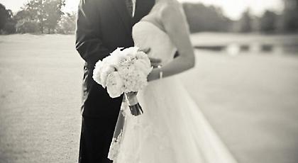 Βόλος: Γαμπρός και νύφη τους τρέλαναν όλους: Η εικόνα του γάμου που κάνει το γύρο του διαδικτύου