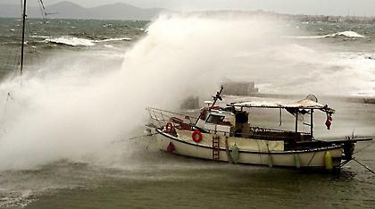 Καιρός: Καταιγίδες, θυελλώδεις άνεμοι και πτώση της θερμοκρασίας