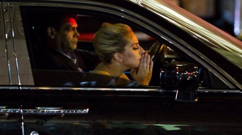 Η Lady Gaga κλαίει για τη νίκη του Ντόναλντ Τραμπ (pics)