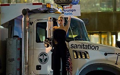 Κλάματα, θλιμμένες selfies και μαύρα γυαλιά μετά τη νίκη Τραμπ