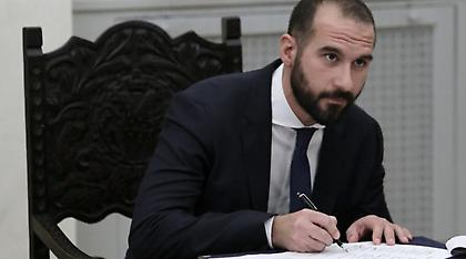 Καταδικάζει η κυβέρνηση την επίθεση στη γαλλική πρεσβεία