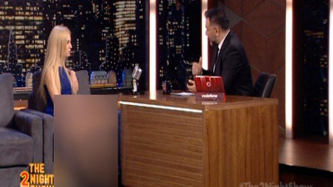 «Φωτιά» η Τζούλια Νόβα με το καυτό της μίνι!