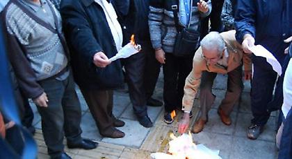 Συνταξιούχοι στην Καβάλα έκαψαν τις επιστολές Κατρούγκαλου