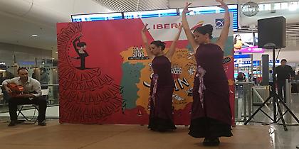 Φλαμένκο στο αεροδρόμιο Αθηνών από την Iberia (video)