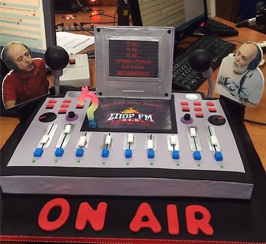 Η τούρτα... αλά ΣΠΟΡ FM για τα γενέθλια του Μπάμπη (video)