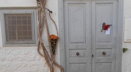 Υδραίοι άφησαν λουλούδια έξω από το σπίτι του Κοέν στο νησί (pics)