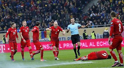 Φωτοβολίδα χτύπησε τον Λεβαντόφσκι (pics)