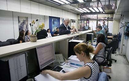 «Επιδημία» υπαλλήλων που χτυπούν κάρτες συναδέλφων τους σε δημόσιες υπηρεσίες