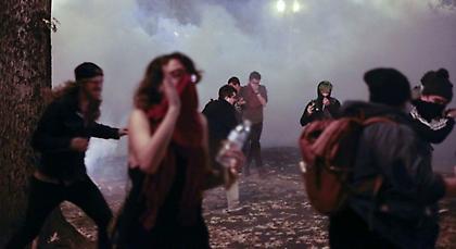 Πυροβολισμοί και χάος σε πορεία διαδηλωτών κατά του Τραμπ!