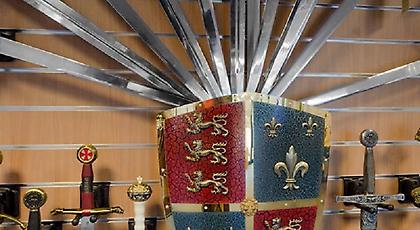 Θεσσαλονίκη:46χρονος πουλούσε ξίφη, ακόντια & χατζάρες μέσω διαδικτύου