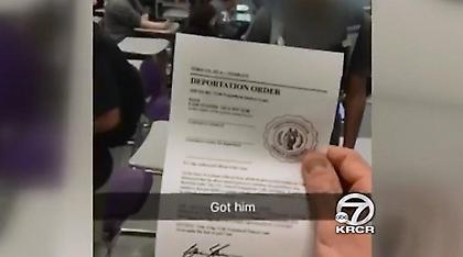 Αηδιαστική «πλάκα» στις ΗΠΑ: Μοίρασε ειδοποιητήρια απέλασης σε συμμαθητές του