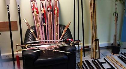 Χειροπέδες σε 46χρονο -Πουλούσε σπαθιά, χαντζάρες και ρόπαλα μέσω ιστοσελίδας (pics)