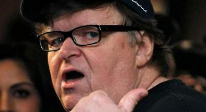 Ο Μάικλ Μουρ, που προέβλεψε τη νίκη του Τραμπ, ξαναχτυπά: Δεν θα ολοκληρώσει τη θητεία του