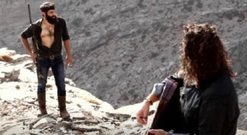 Ο Κρητικός αγρότης που τρέλανε το γυναικείο πληθυσμό πρωταγωνιστεί σε βίντεο κλιπ