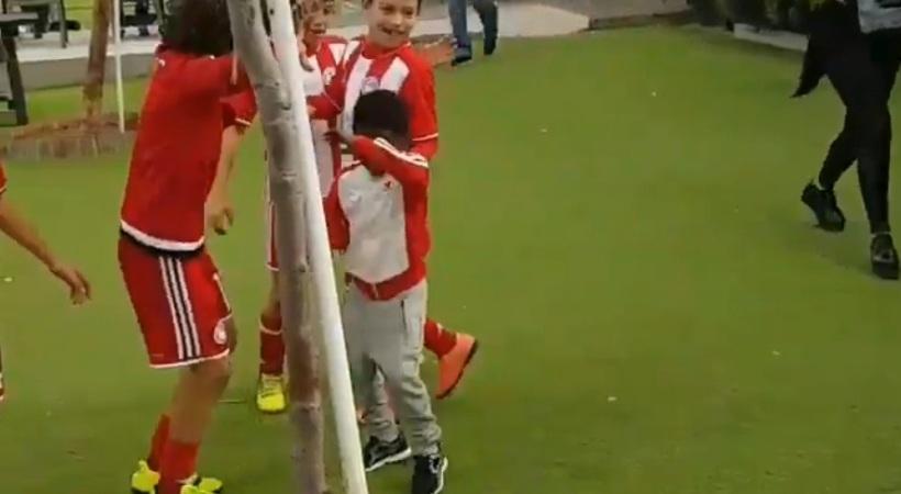 Ο γιος του Ιντέγε πανηγυρίζει -κι εκείνος- με DAB! (video)