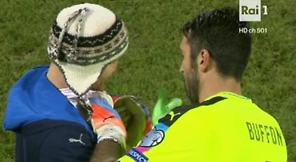 Ο Μπουφόν υπέγραψε αυτόγραφο κατά τη διάρκεια του ματς! (video)