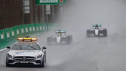 Επιβίωσε στη βροχή ο Χάμιλτον, στον «αφρό» ο Ρόσμπεργκ