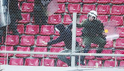 Πήραν πανό των Βόσνιων Έλληνες οπαδοί - Ένταση στο «Γ. Καραϊσκάκης» με εκατέρωθεν ρίψεις μπουκαλιών