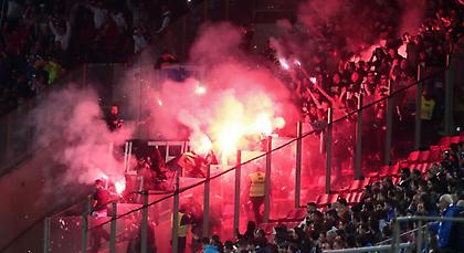 Πέταξαν καπνογόνα και καρέκλες στους Έλληνες οι Βόσνιοι, βάζοντας… φωτιά στο Φάληρο! (pics/video)