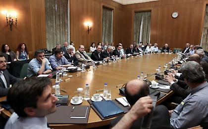 Ανοίγει η μάχη της αξιολόγησης με το βλέμμα στο χρέος