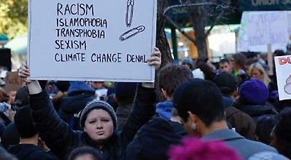 Στα δύο η Αμερική -Σβάστικες και απειλές από τη μία, αντίσταση και διαδηλώσεις από την άλλη (pics)