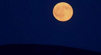 Παροξυσμός στον πλανήτη για τη Σούπερ Σελήνη: Χιλιάδες κόσμου πάνω σε ουρανοξύστες