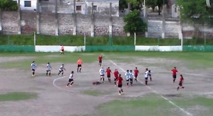 Γυναίκα ποδοσφαιριστής έριξε τρομερή μπουνιά σε αντίπαλο και την… ξάπλωσε (video)