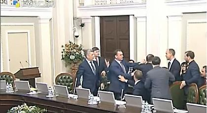 Επεσαν μπουνιές στη Βουλή της Ουκρανίας (video)