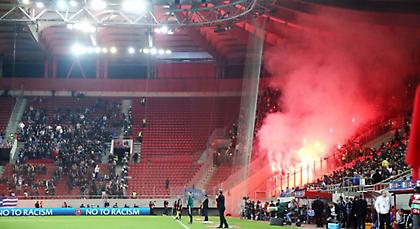 Η στιγμή που Βόσνιοι πετάνε καπνογόνα σε Έλληνες οπαδούς (video)