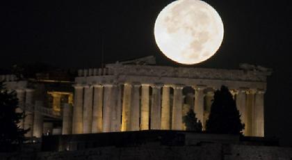 Οι πρώτες εικόνες από το «σούπερ» φεγγάρι στον αθηναϊκό ουρανό!