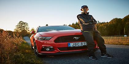 Αγόρασε στα 97 του και οδηγεί τη νέα Mustang (video)