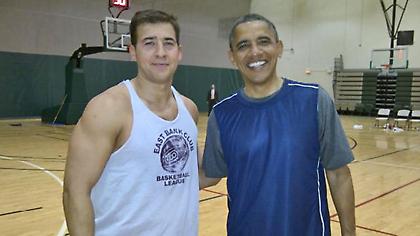 Ο κυανέρυθρος σύμβουλος του Ομπάμα και το δώρο του Πανιωνίου (pic)